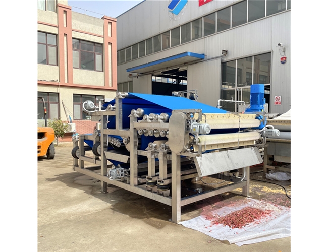 某食品廠訂購(gòu)的1臺(tái)帶式榨汁機(jī)，試機(jī)檢驗(yàn)合格準(zhǔn)備發(fā)貨！